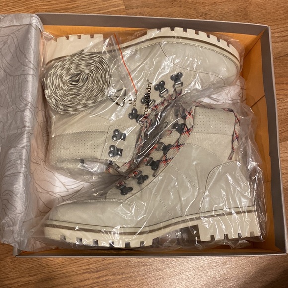 Off-white canvas bootie